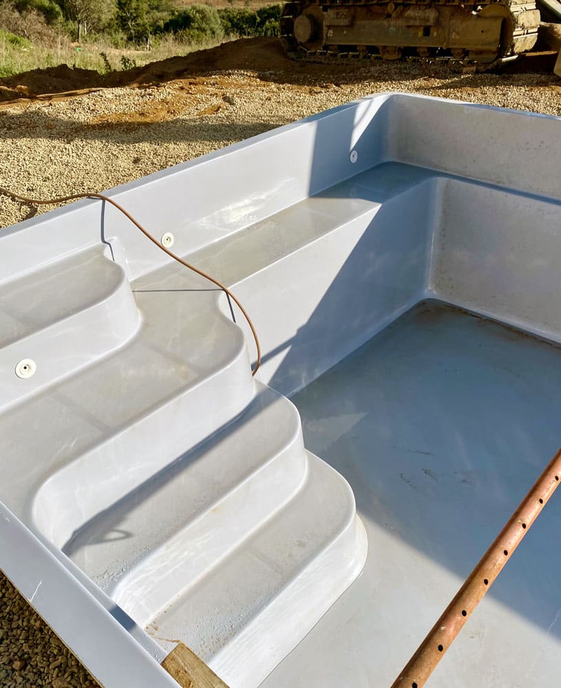 Intérieur coque piscine Star 8 polyester avec escalier intégré — Mapico Bonifacio