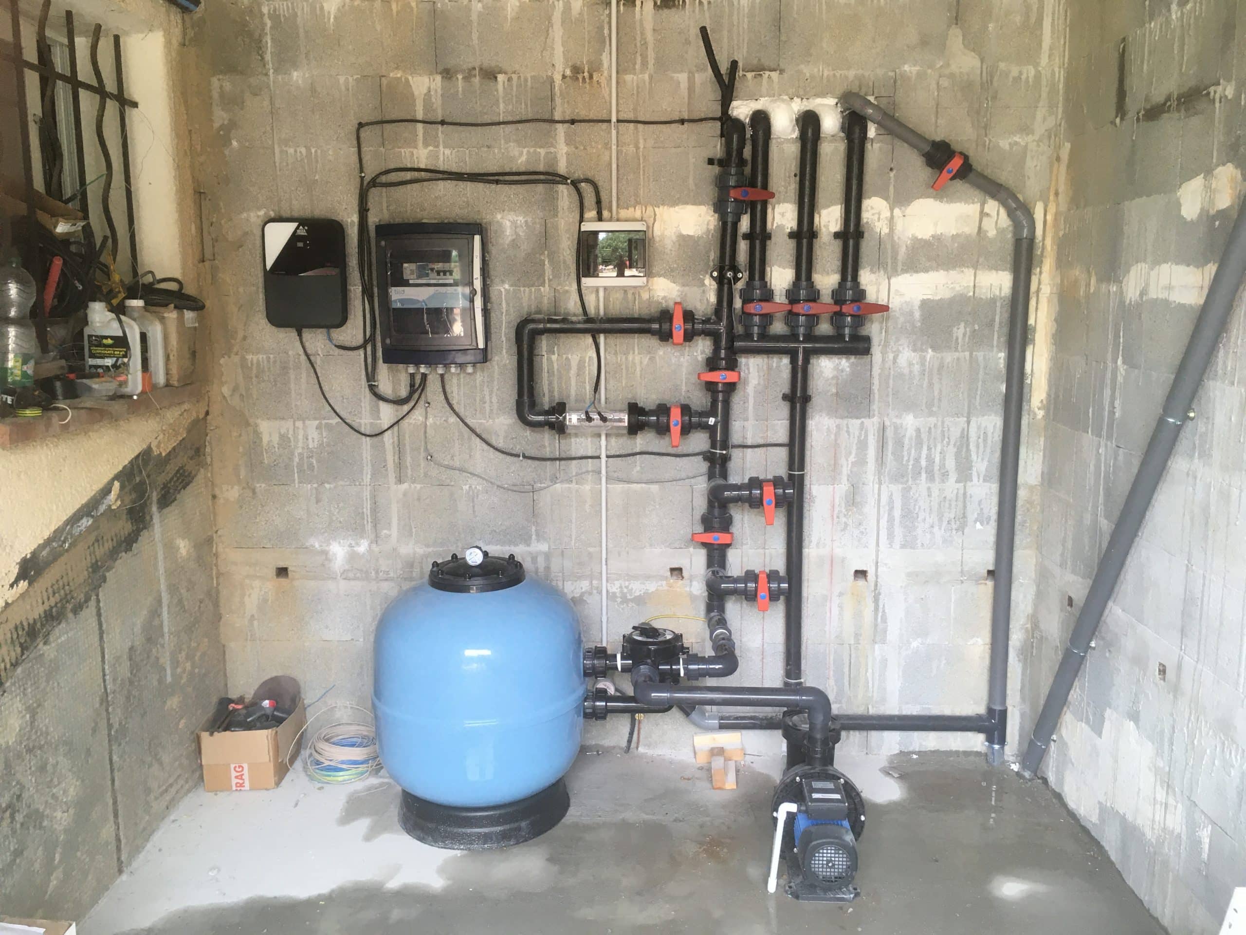 Local technique piscine à Appietto — filtre à sable, pompe et tuyauteries installés par Mapico