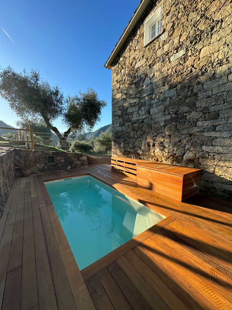 Piscine coque Star 4 beige à Vico intégrée entre murs en pierres corses — Mapico
